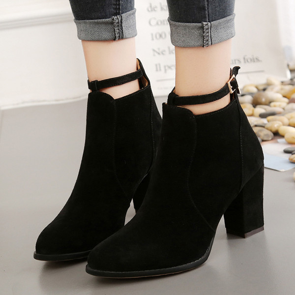 Stílusos női csizma vastag sarkú fekete és bézs színben