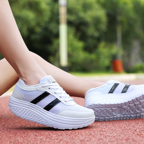 Női tornacipő fehér színben, színes csíkokkal