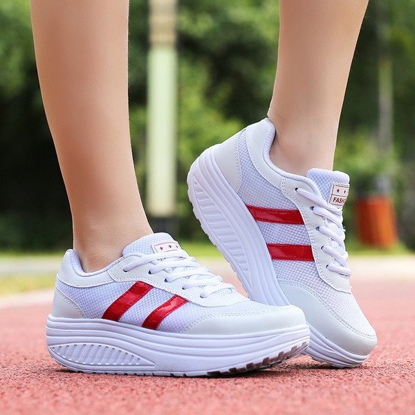 Női tornacipő fehér színben, színes csíkokkal