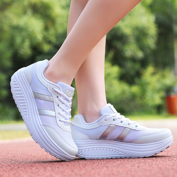 Női tornacipő fehér színben, színes csíkokkal