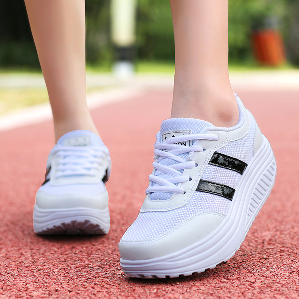 Női tornacipő fehér színben, színes csíkokkal