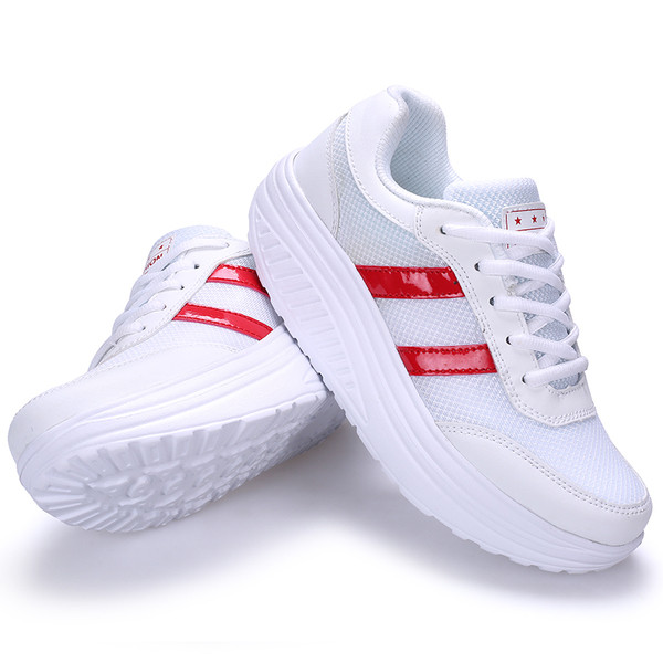 Női tornacipő fehér színben, színes csíkokkal