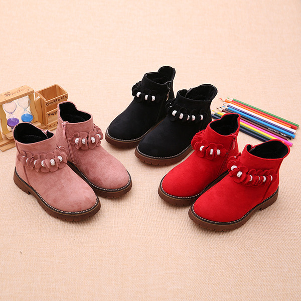 Modern gyerekcsizma lányoknak fekete, piros és rózsaszín 3D elemmel