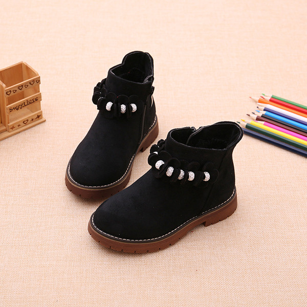 Modern gyerekcsizma lányoknak fekete, piros és rózsaszín 3D elemmel