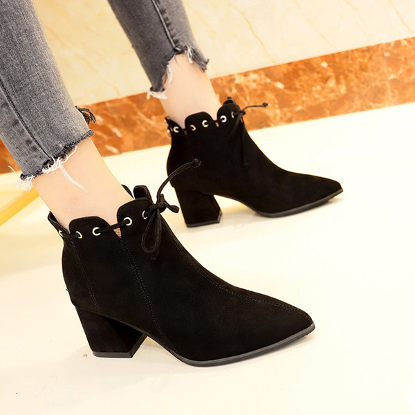 Καθημερινές γυναικείες  μπότες με χοντρό τακούνι  και δίχρωμες συνδέσεις