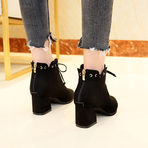 Καθημερινές γυναικείες  μπότες με χοντρό τακούνι  και δίχρωμες συνδέσεις