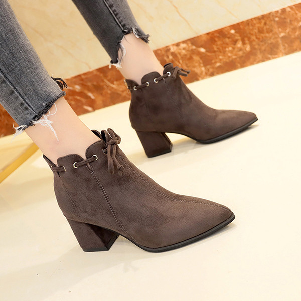 Καθημερινές γυναικείες  μπότες με χοντρό τακούνι  και δίχρωμες συνδέσεις