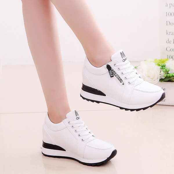 Γυναικεία  κομψά αθλητικά παπούτσια σε μαύρο και άσπρο χρώμα