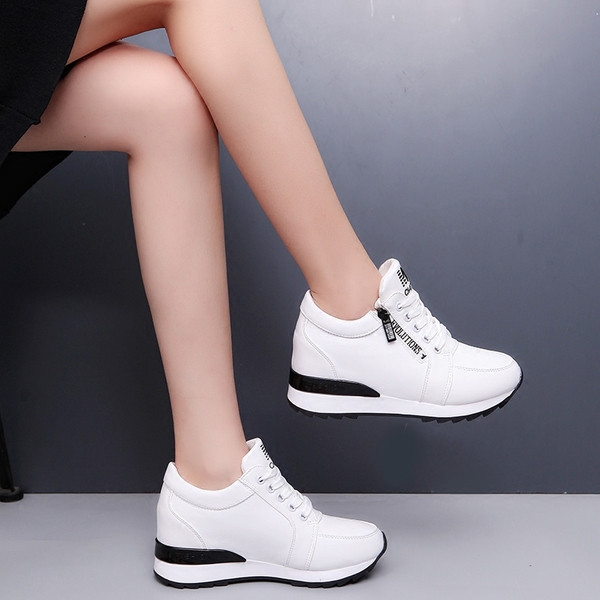 Γυναικεία  κομψά αθλητικά παπούτσια σε μαύρο και άσπρο χρώμα