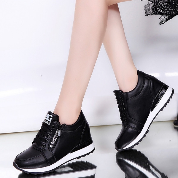 Γυναικεία  κομψά αθλητικά παπούτσια σε μαύρο και άσπρο χρώμα