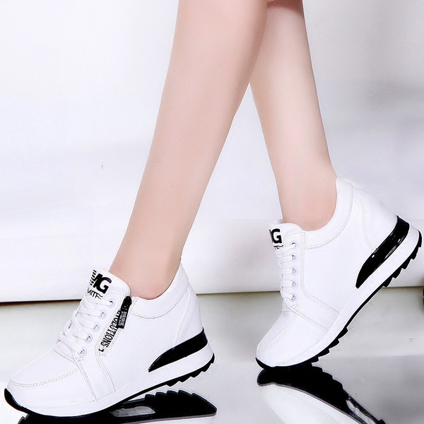 Γυναικεία  κομψά αθλητικά παπούτσια σε μαύρο και άσπρο χρώμα