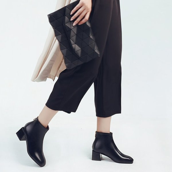 Κομψές  γυναικείες μπότες με χοντρό τακούνι σε τρία χρώματα