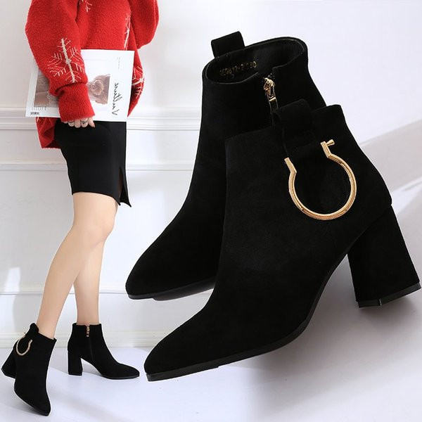 Fekete színű női csizma fém díszítéssel