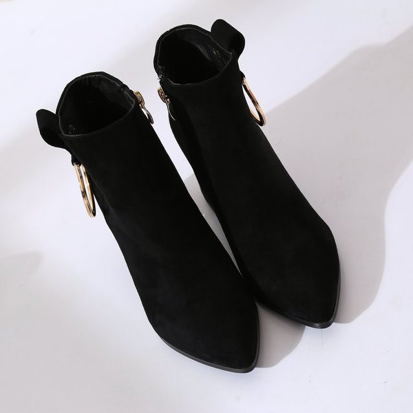 Fekete színű női csizma fém díszítéssel