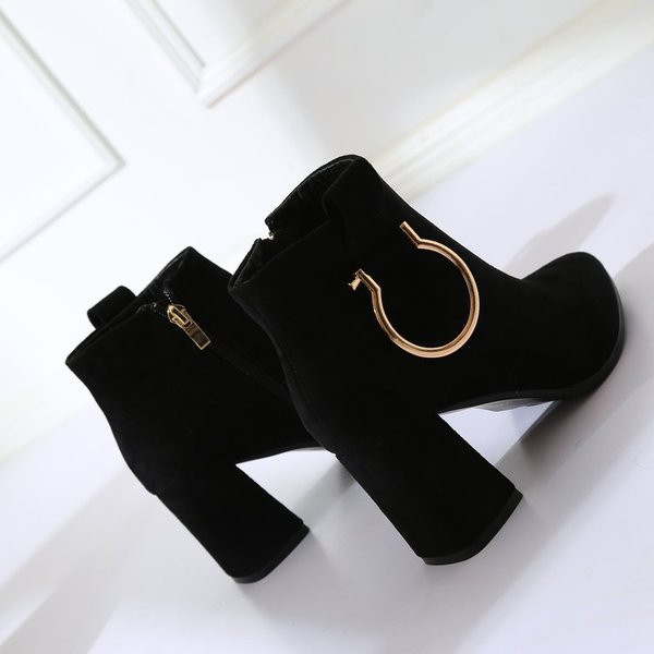 Fekete színű női csizma fém díszítéssel