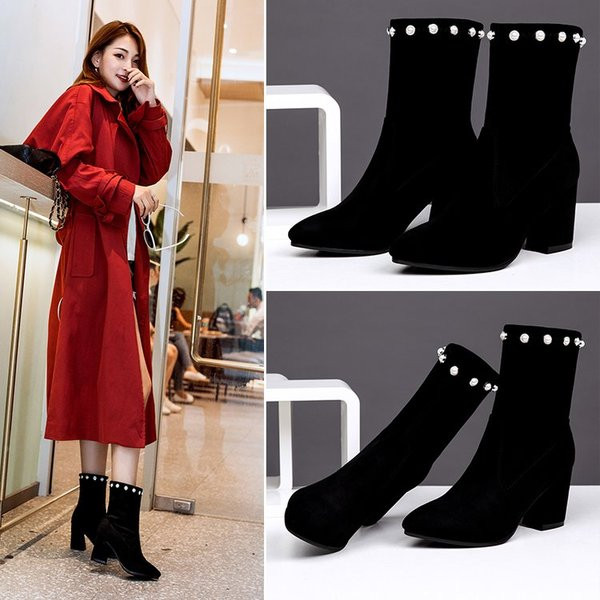 Aktuális női csizma gyöngyökkel és vastag sarkú fekete színben