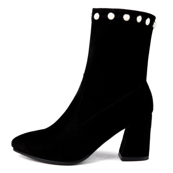 Aktuális női csizma gyöngyökkel és vastag sarkú fekete színben