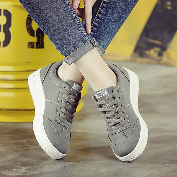 Női tornacipő szürke és fekete színben