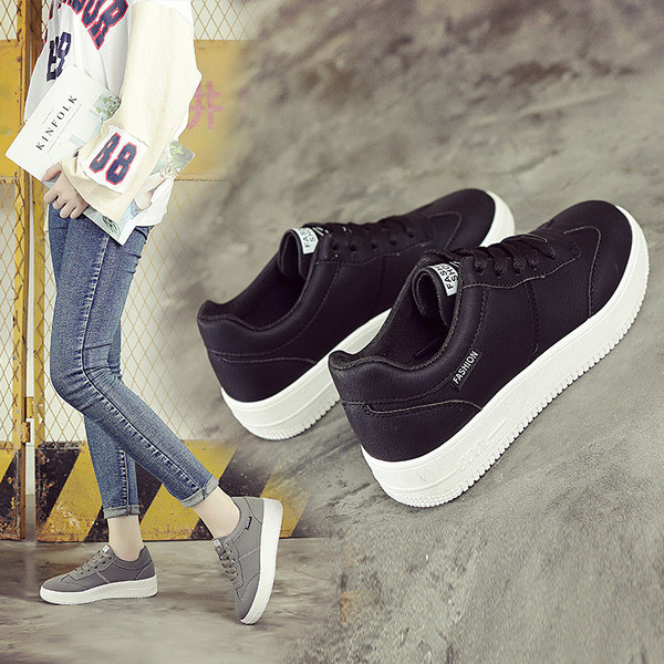 Női tornacipő szürke és fekete színben