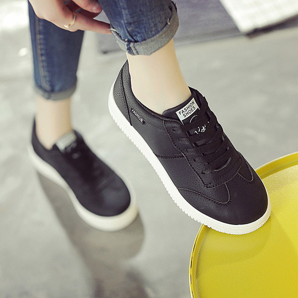 Női tornacipő szürke és fekete színben