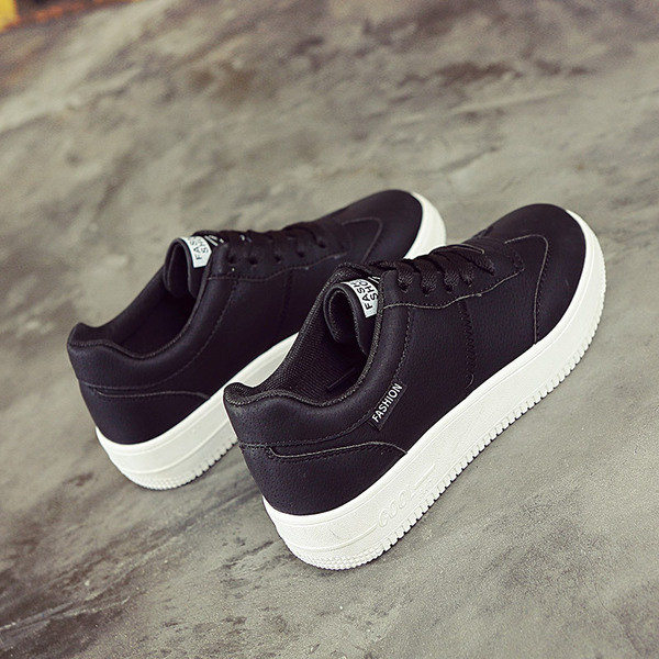 Női tornacipő szürke és fekete színben