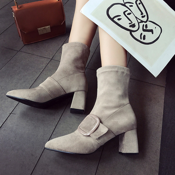 Άνετα καθημερινά  γυναικεία μποτάκια με δύο πόρπες