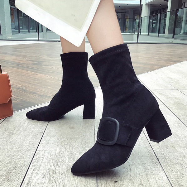 Άνετα καθημερινά  γυναικεία μποτάκια με δύο πόρπες