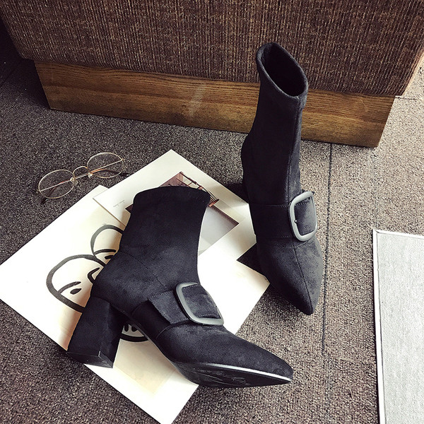 Άνετα καθημερινά  γυναικεία μποτάκια με δύο πόρπες