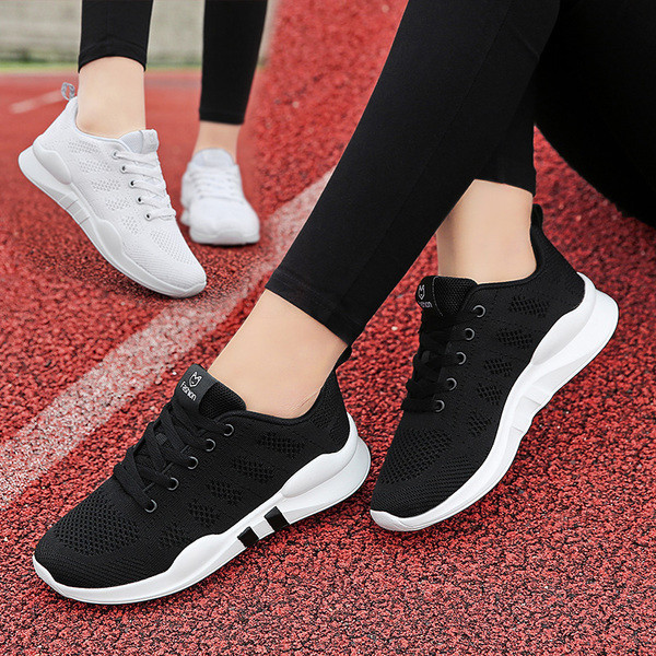 Női tornacipők többféle modellben