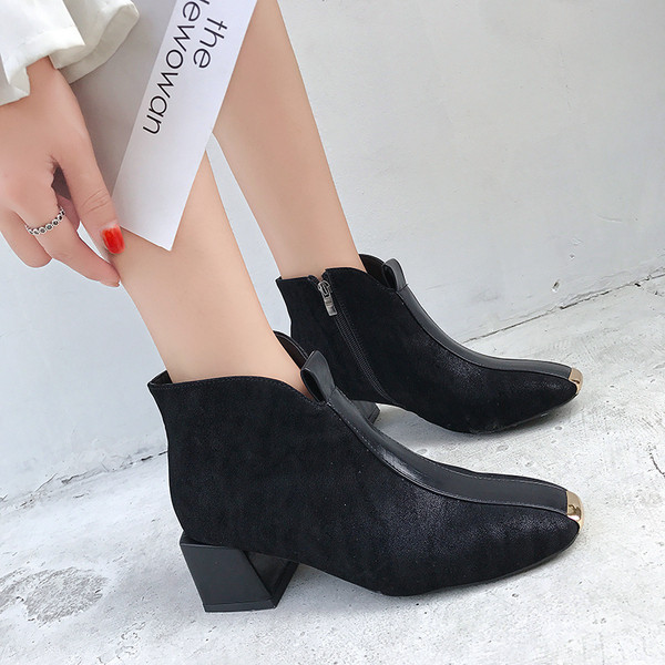 Modern női csizma vastag sarkú fém elemekkel fekete és barna színben