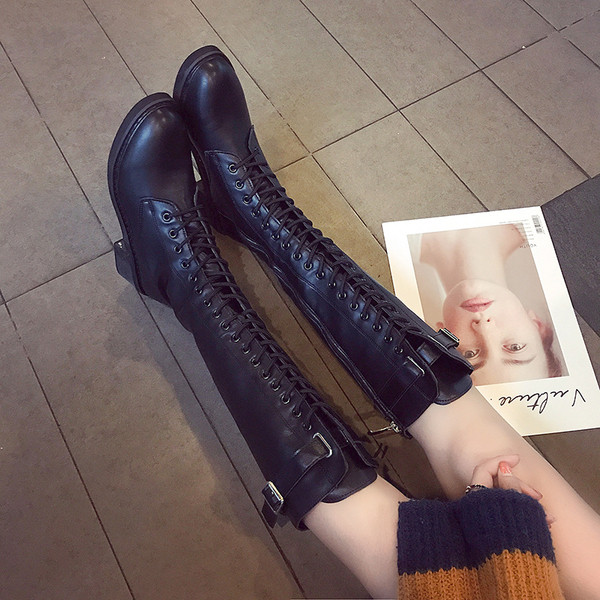 Női csizma fűzővel és fém csattal, fekete színben