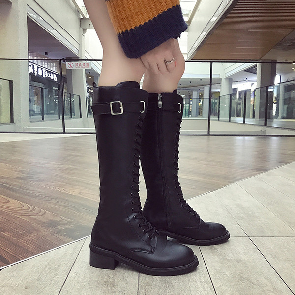 Női csizma fűzővel és fém csattal, fekete színben