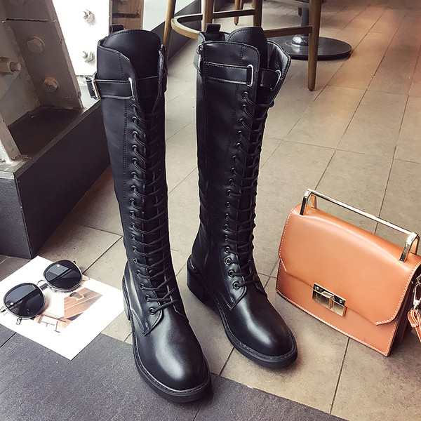 Női csizma fűzővel és fém csattal, fekete színben