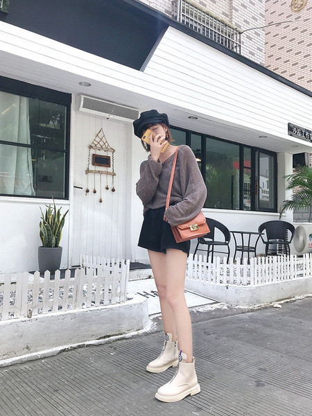 Női alkalmi csizma emblémával és cipzárral, három színben