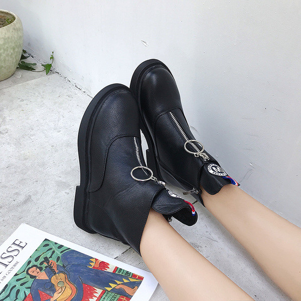 Női alkalmi csizma emblémával és cipzárral, három színben