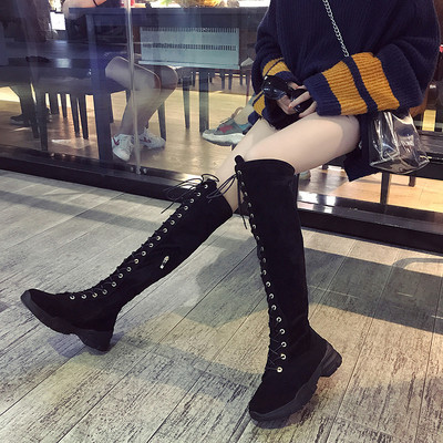 Γυναικείες μπότες με σταυρωτές συνδέσεις σε μαύρο χρώμα