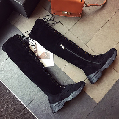 Γυναικείες μπότες με σταυρωτές συνδέσεις σε μαύρο χρώμα