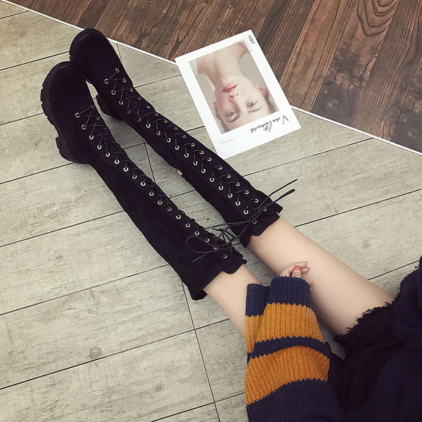 Sportos-alkalmi női csizma keresztkötővel, fekete színben