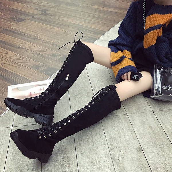 Sportos-alkalmi női csizma keresztkötővel, fekete színben