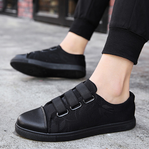 Modern férfi tornacipő fekete színben