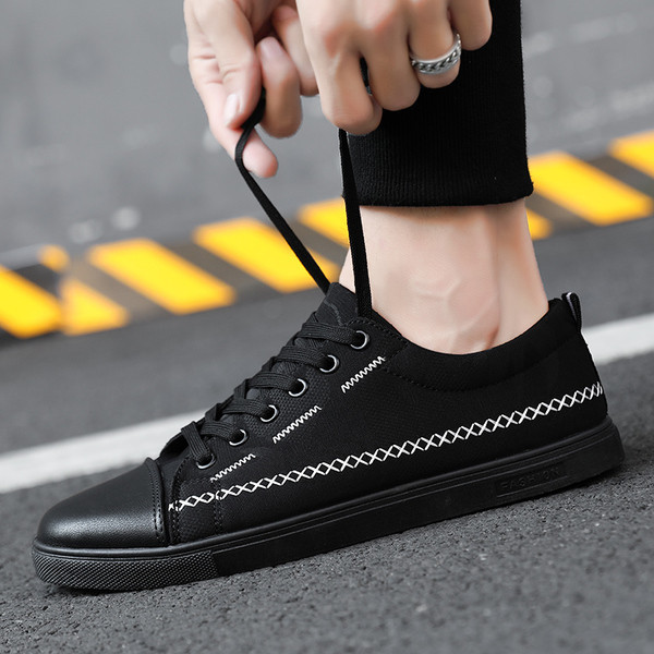 Modern férfi tornacipő két színben, fűzővel