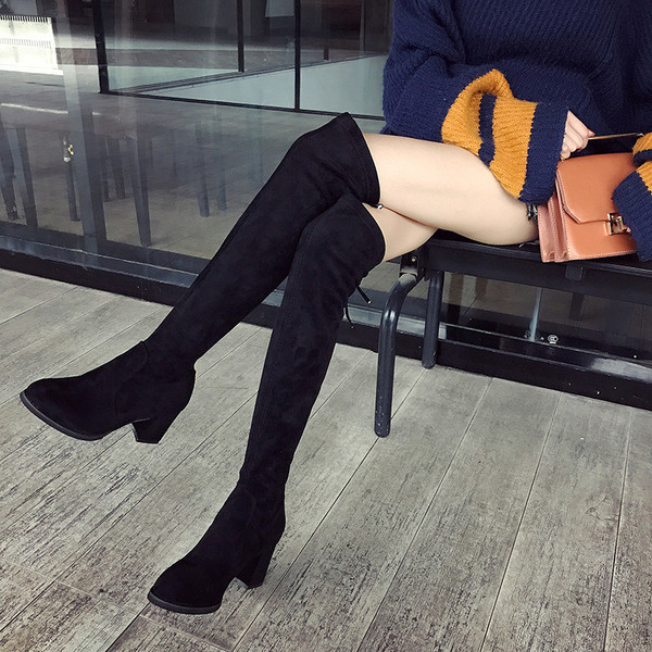 Modern női csizma vastag sarkú és keresztkötésű fekete színben