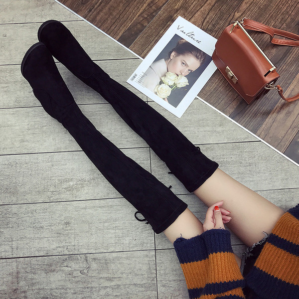 Modern női csizma vastag sarkú és keresztkötésű fekete színben