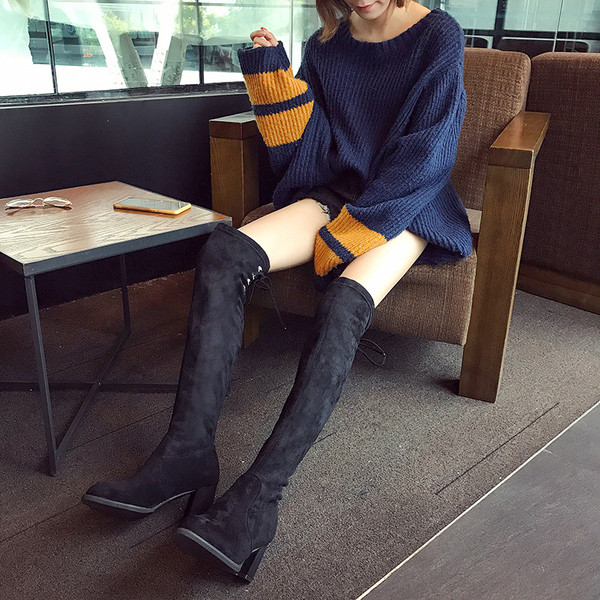 Modern női csizma vastag sarkú és keresztkötésű fekete színben