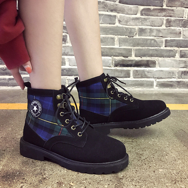 Női alkalmi csizma fekete és sárga fűzővel