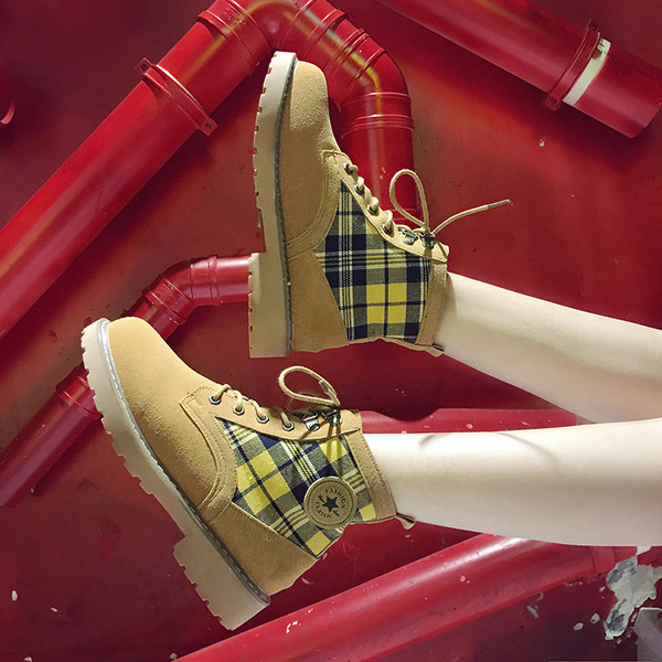 Női alkalmi csizma fekete és sárga fűzővel