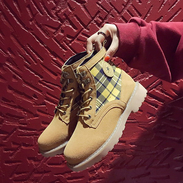 Női alkalmi csizma fekete és sárga fűzővel