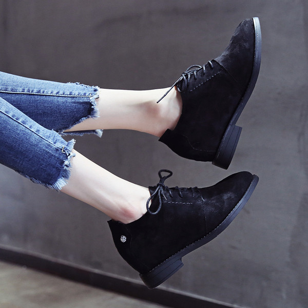 Stílusos női cipő fém elemekkel és fűzős fekete színben