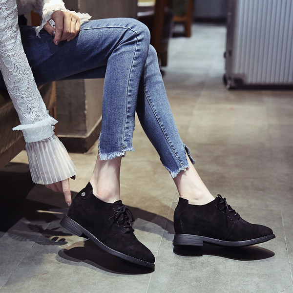 Stílusos női cipő fém elemekkel és fűzős fekete színben