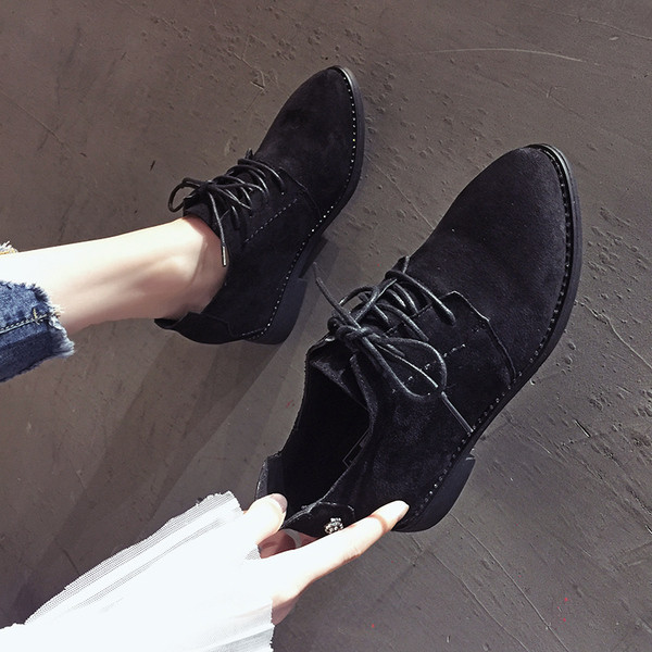 Stílusos női cipő fém elemekkel és fűzős fekete színben